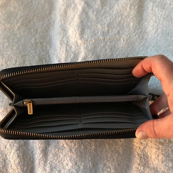 SOLD!! Navy Jori Zip Leather Fossil Wallet, Credit Card Holder, Wristlet! - Picture 5 of 6